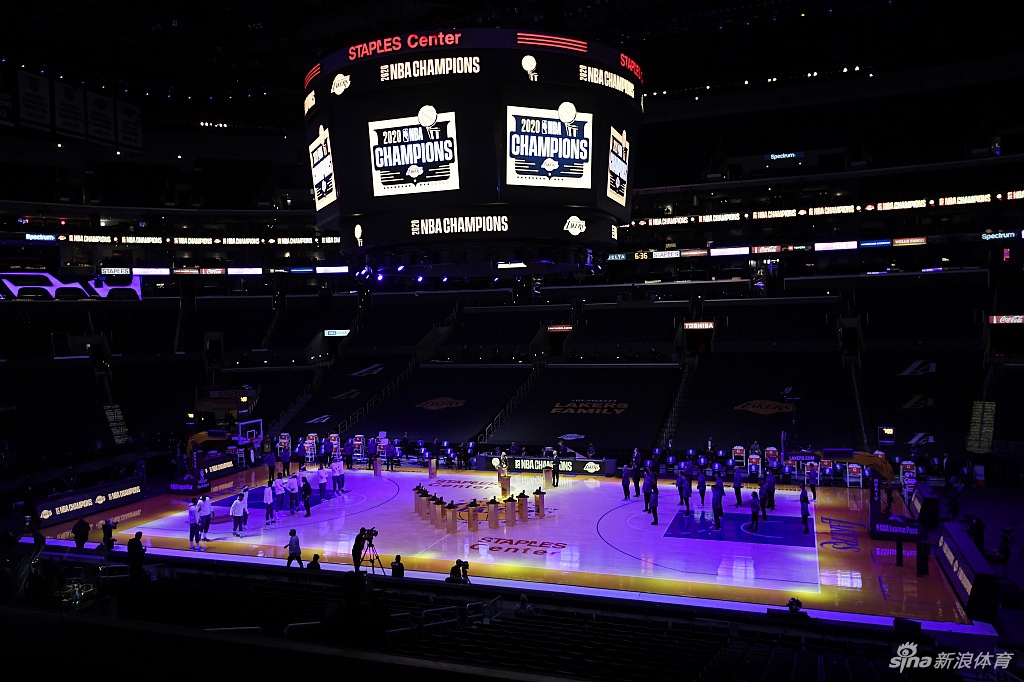 湖人总冠军戒指颁奖仪式 詹姆斯戴大钻戒笑开花