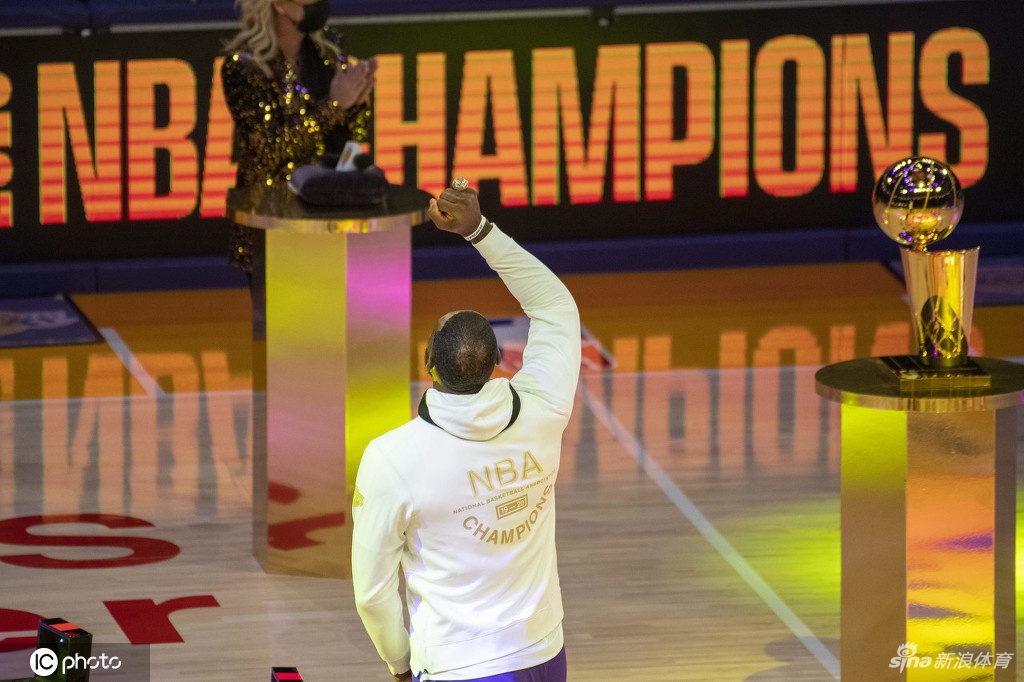 湖人总冠军戒指颁奖仪式 詹姆斯戴大钻戒笑开花
