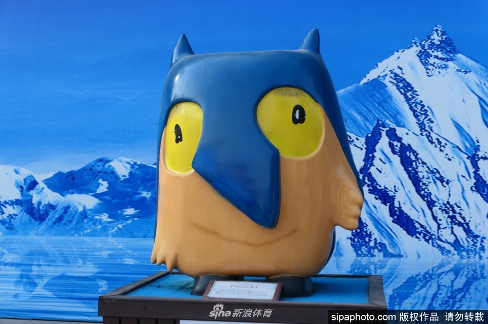 “迎冬奥 历届冬奥吉祥物展”在北京八大处公园展出受欢迎