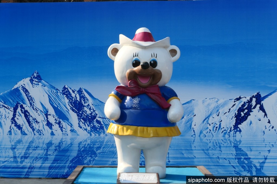 “迎冬奥 历届冬奥吉祥物展”在北京八大处公园展出受欢迎