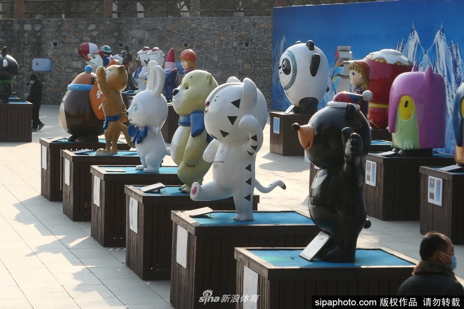 “迎冬奥 历届冬奥吉祥物展”在北京八大处公园展出受欢迎