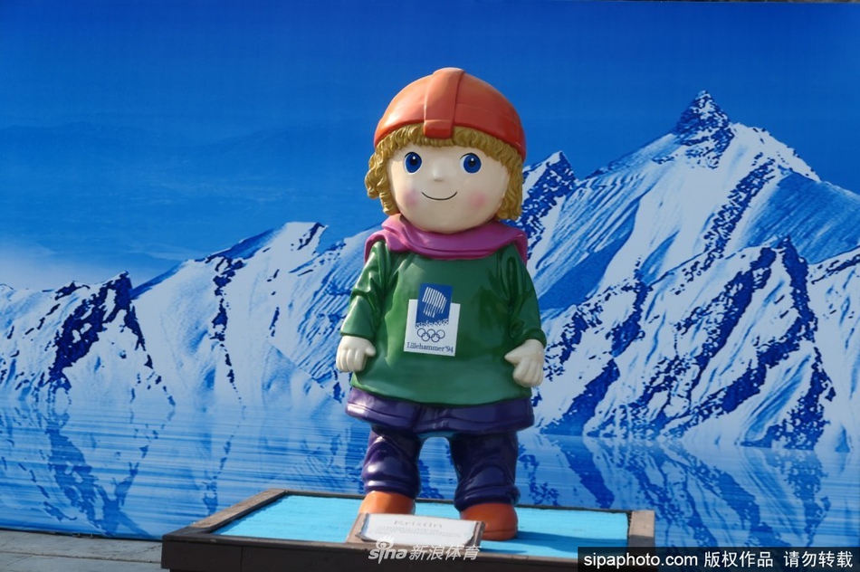 “迎冬奥 历届冬奥吉祥物展”在北京八大处公园展出受欢迎