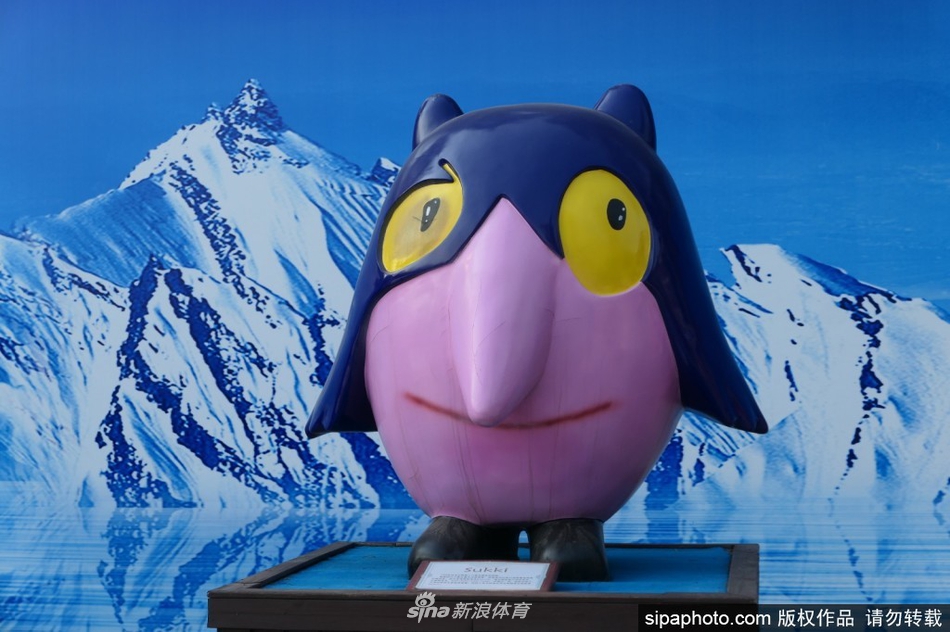 “迎冬奥 历届冬奥吉祥物展”在北京八大处公园展出受欢迎