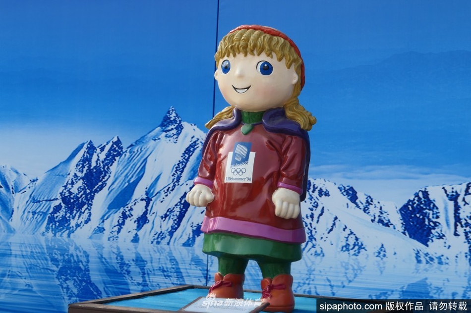 “迎冬奥 历届冬奥吉祥物展”在北京八大处公园展出受欢迎