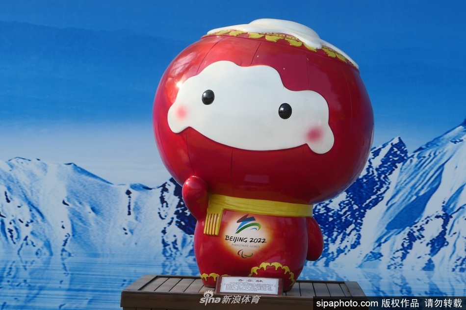 “迎冬奥 历届冬奥吉祥物展”在北京八大处公园展出受欢迎