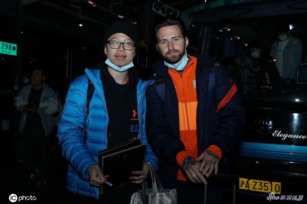 山东泰山抵达上海 备战与国足热身赛