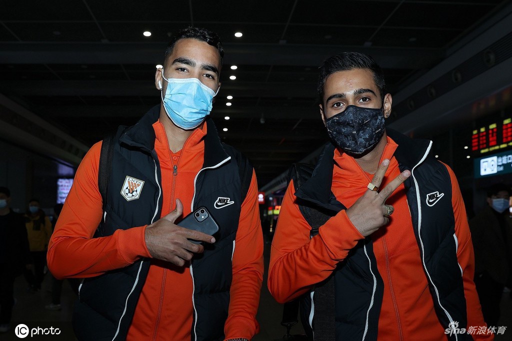 山东泰山抵达上海 备战与国足热身赛