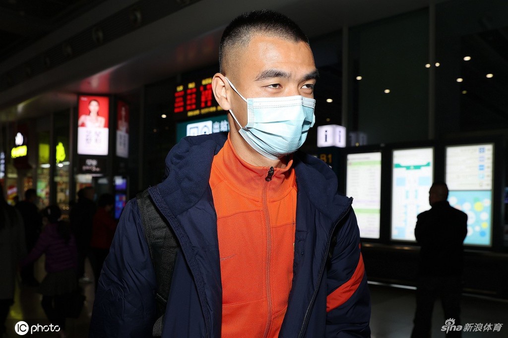 山东泰山抵达上海 备战与国足热身赛