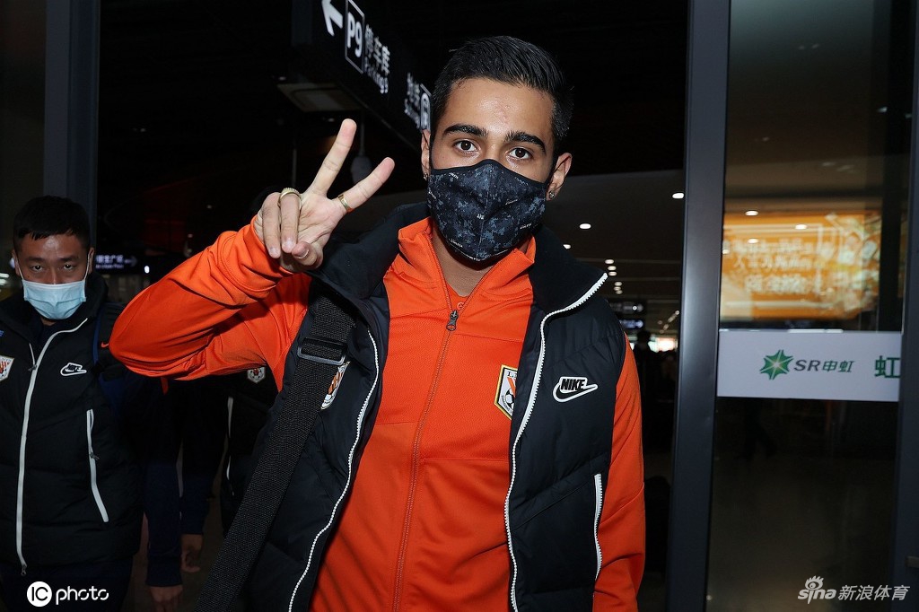 山东泰山抵达上海 备战与国足热身赛