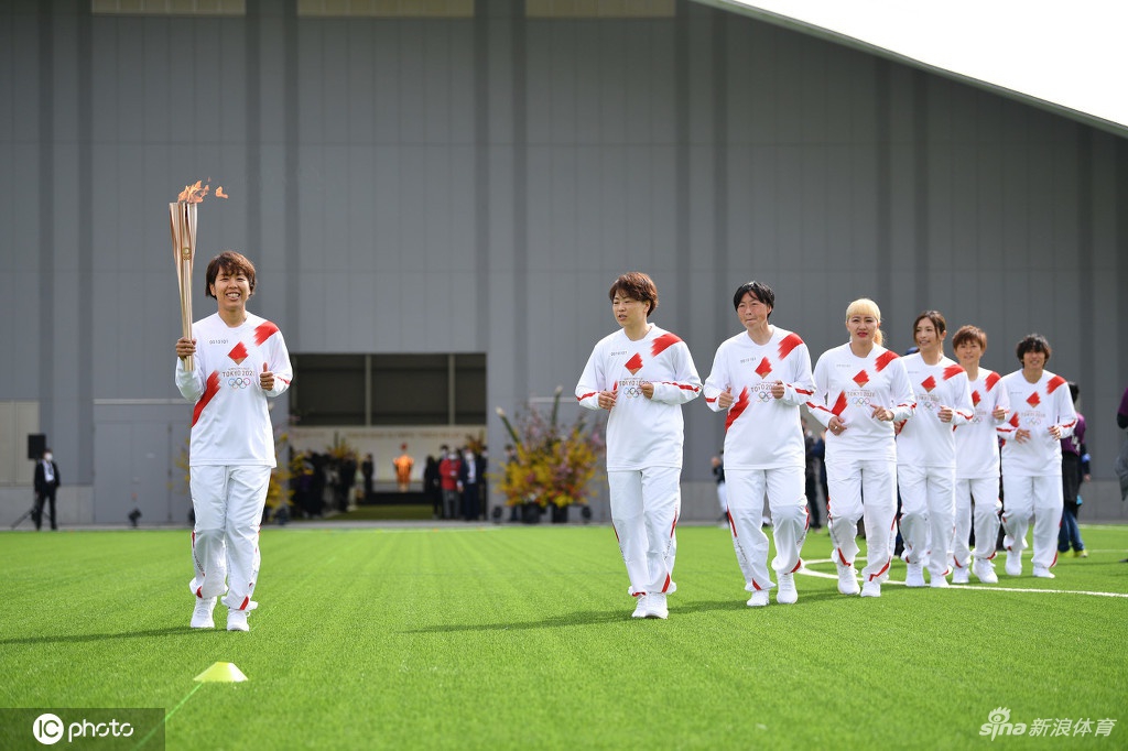 石原里美点燃火炬台日本女足首棒