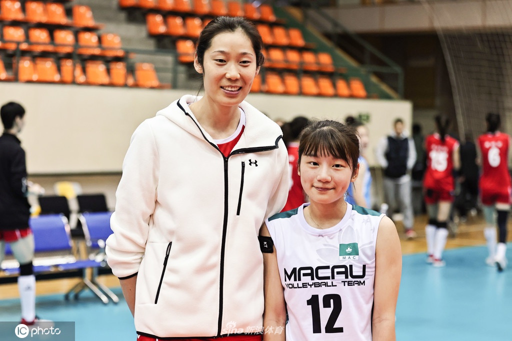 河南女排提前出线晋级八强 澳门女排变迷妹与朱婷合影