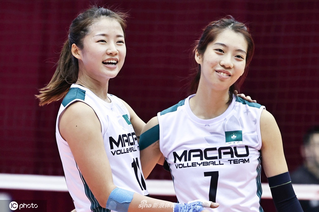 河南女排提前出线晋级八强 澳门女排变迷妹与朱婷合影