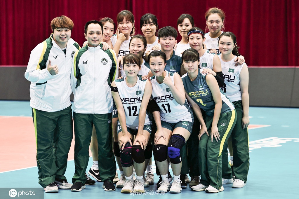 河南女排提前出线晋级八强 澳门女排变迷妹与朱婷合影