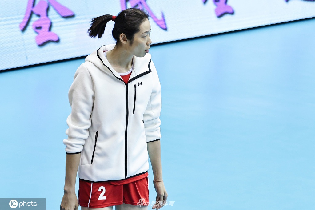 河南女排提前出线晋级八强 澳门女排变迷妹与朱婷合影