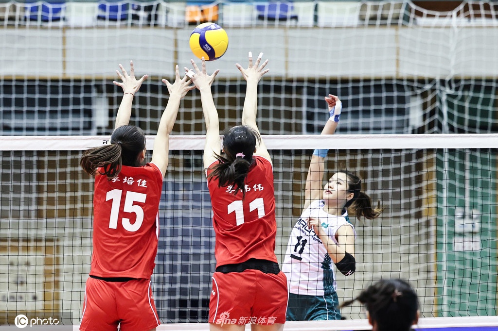 河南女排提前出线晋级八强 澳门女排变迷妹与朱婷合影
