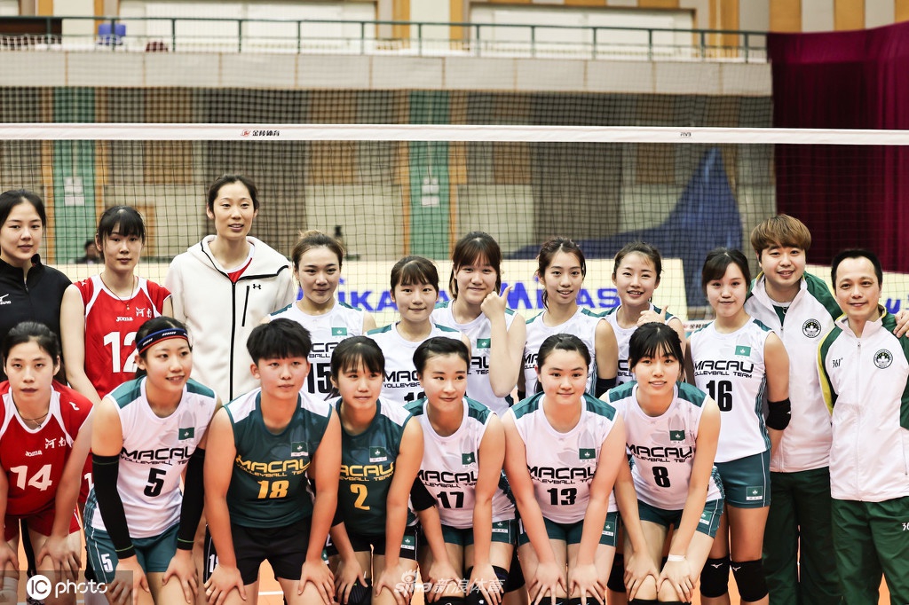 河南女排提前出线晋级八强 澳门女排变迷妹与朱婷合影