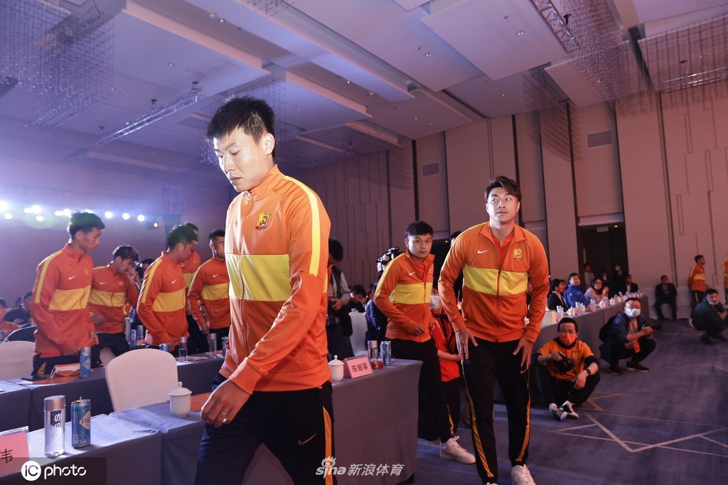 中超武汉队新赛季出征仪式 李霄鹏引领众人