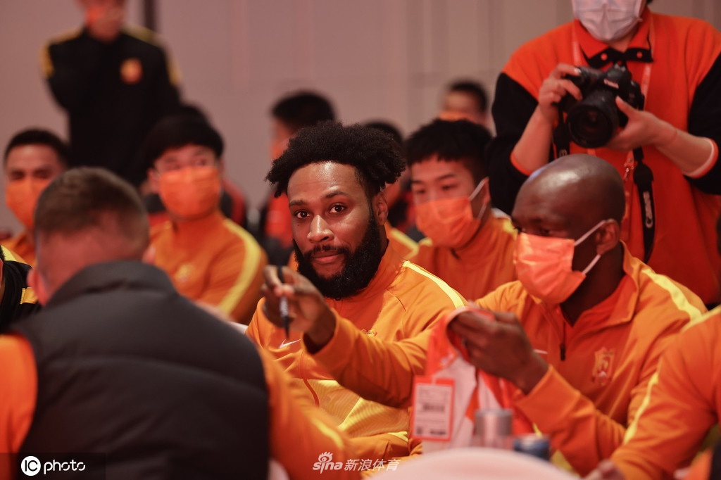 中超武汉队新赛季出征仪式 李霄鹏引领众人