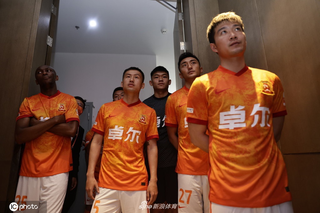 中超武汉队新赛季出征仪式 李霄鹏引领众人