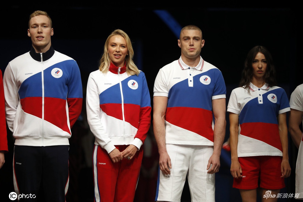 俄罗斯代表团东京奥运服饰亮相 俊男美女炫目展示