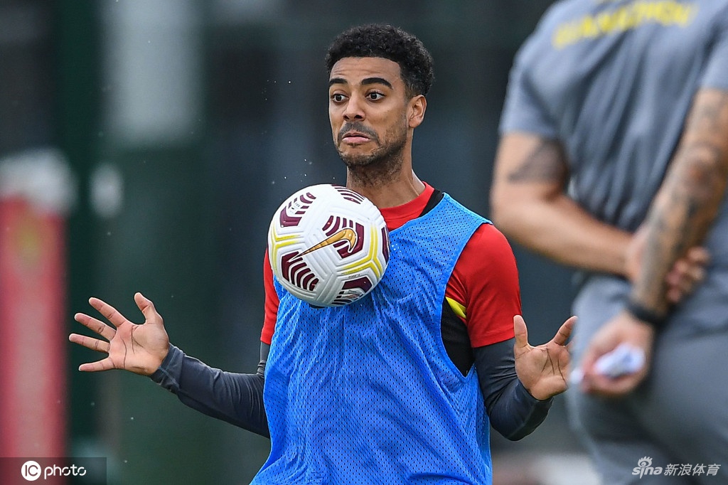 广州队球迷开放日：卡帅引领众球员亮相