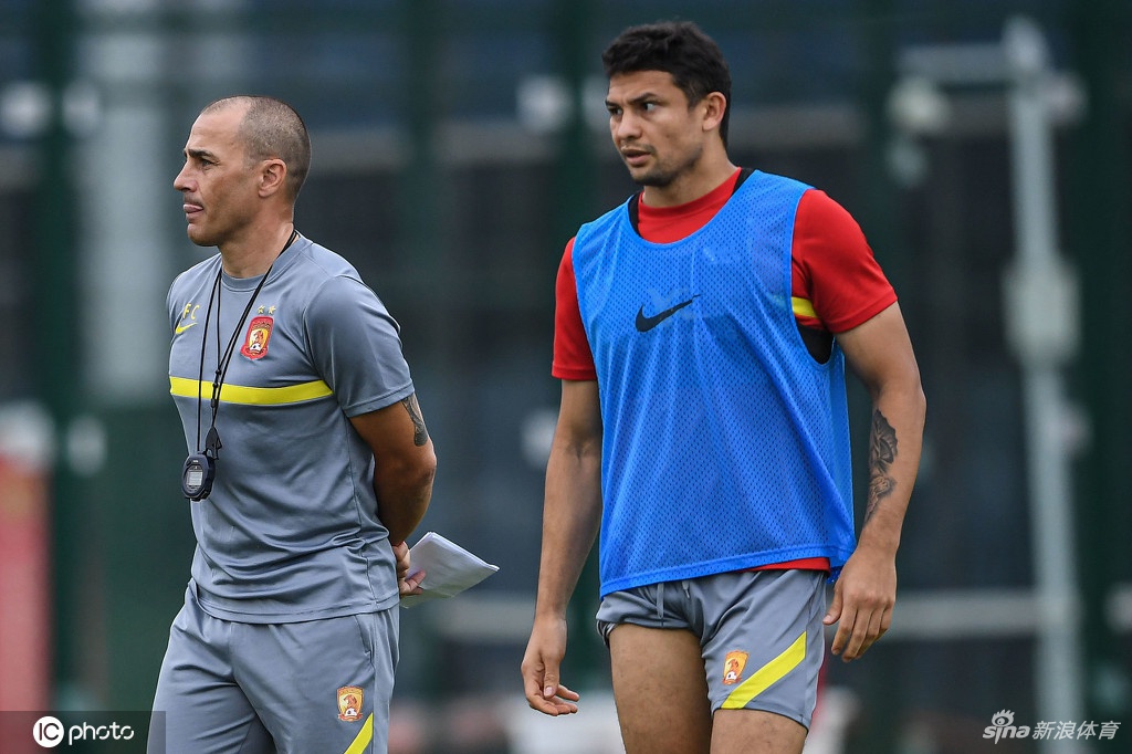 广州队球迷开放日：卡帅引领众球员亮相