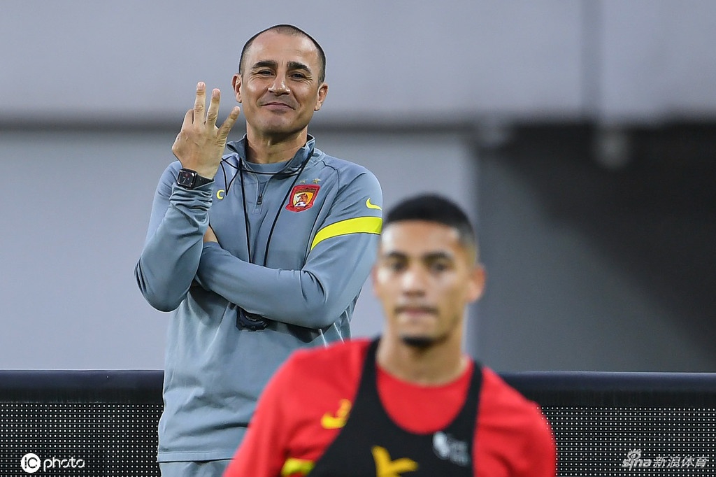 广州队抵达赛区后首训 卡帅率高拉特蒋光太等亮相