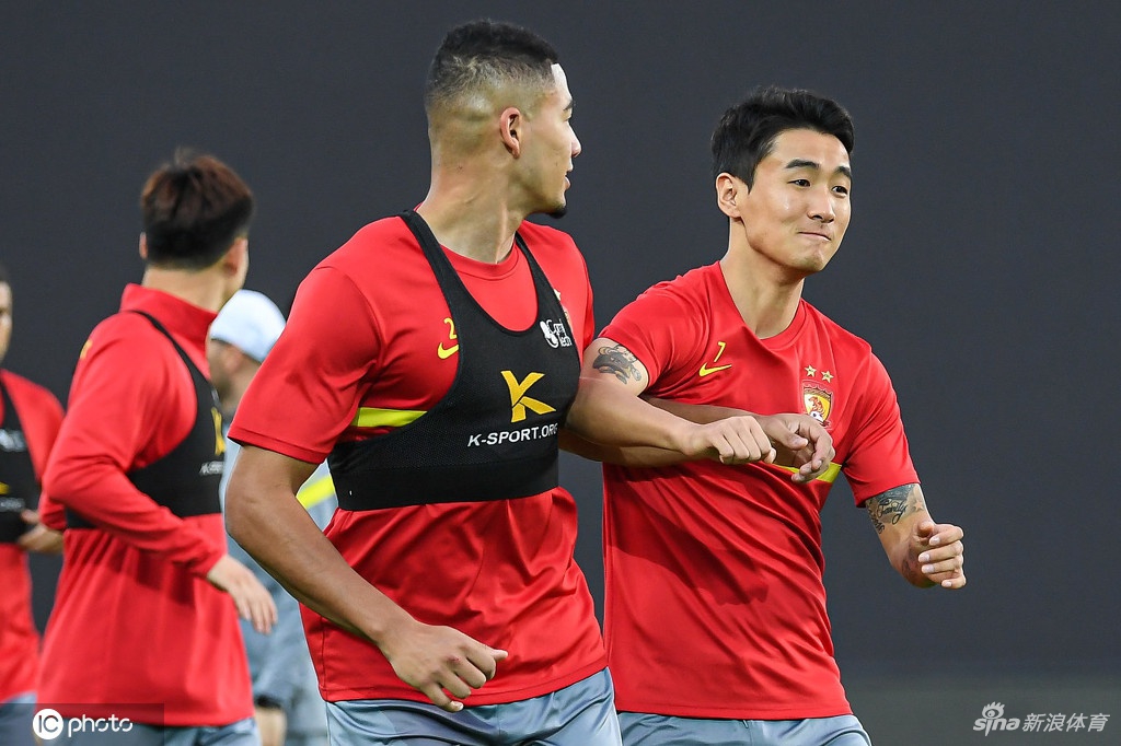 广州队抵达赛区后首训 卡帅率高拉特蒋光太等亮相