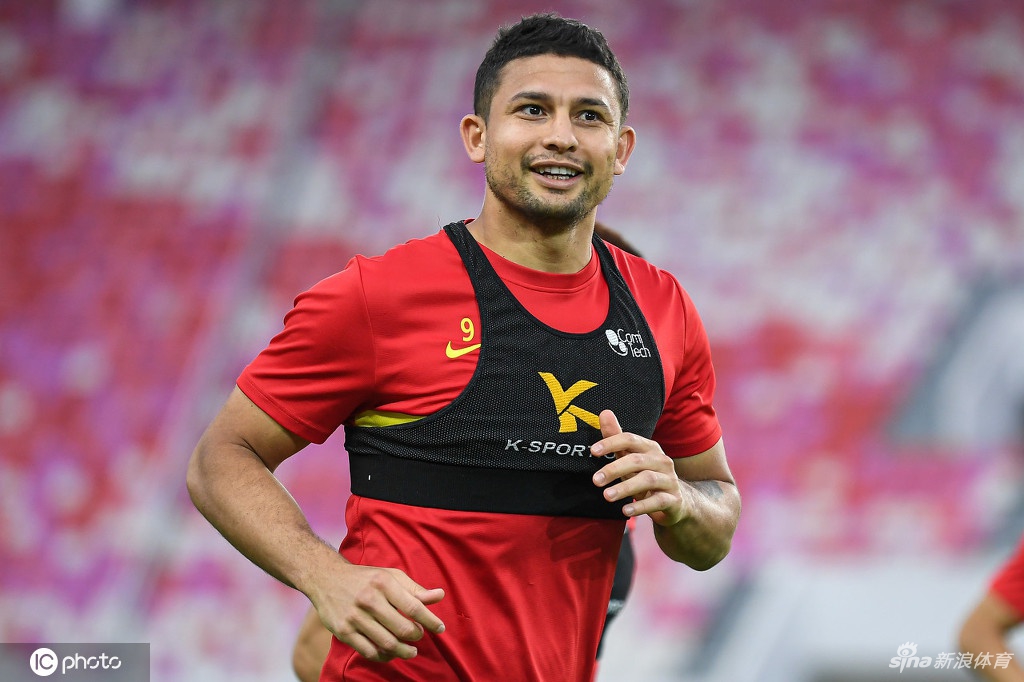 广州队抵达赛区后首训 卡帅率高拉特蒋光太等亮相