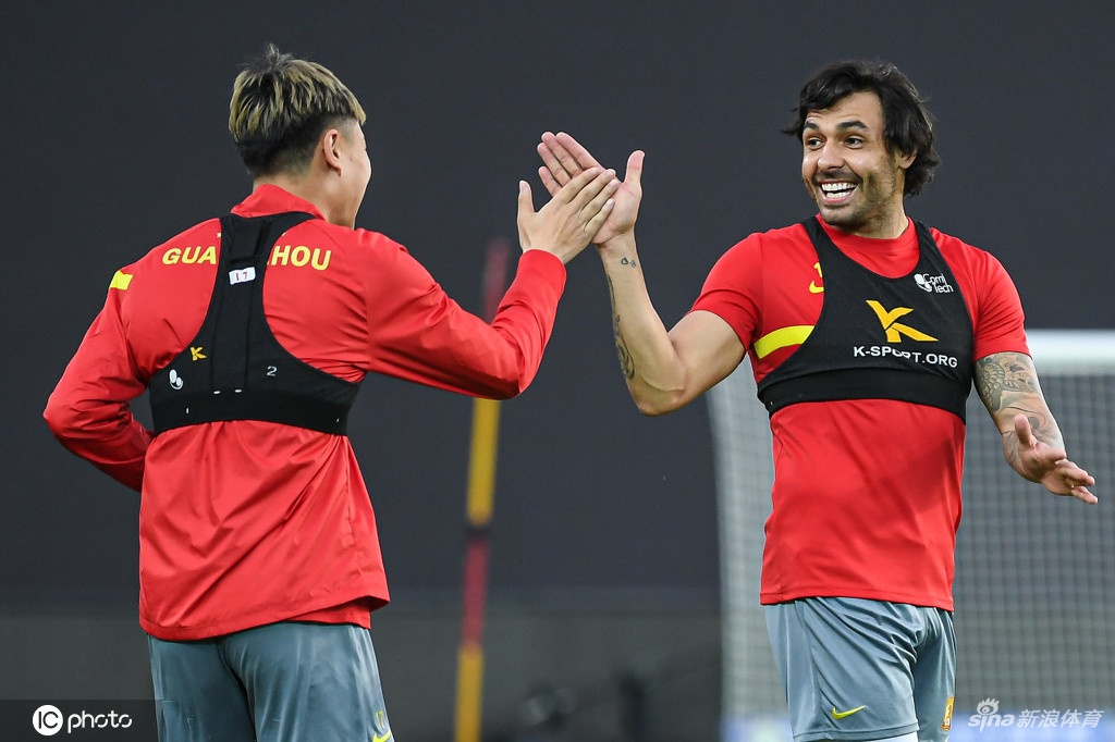 广州队抵达赛区后首训 卡帅率高拉特蒋光太等亮相