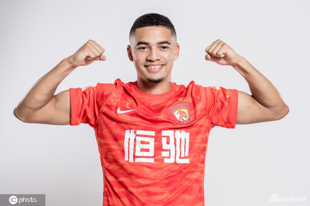 高拉特艾克森引领广州队球衣版创意写真