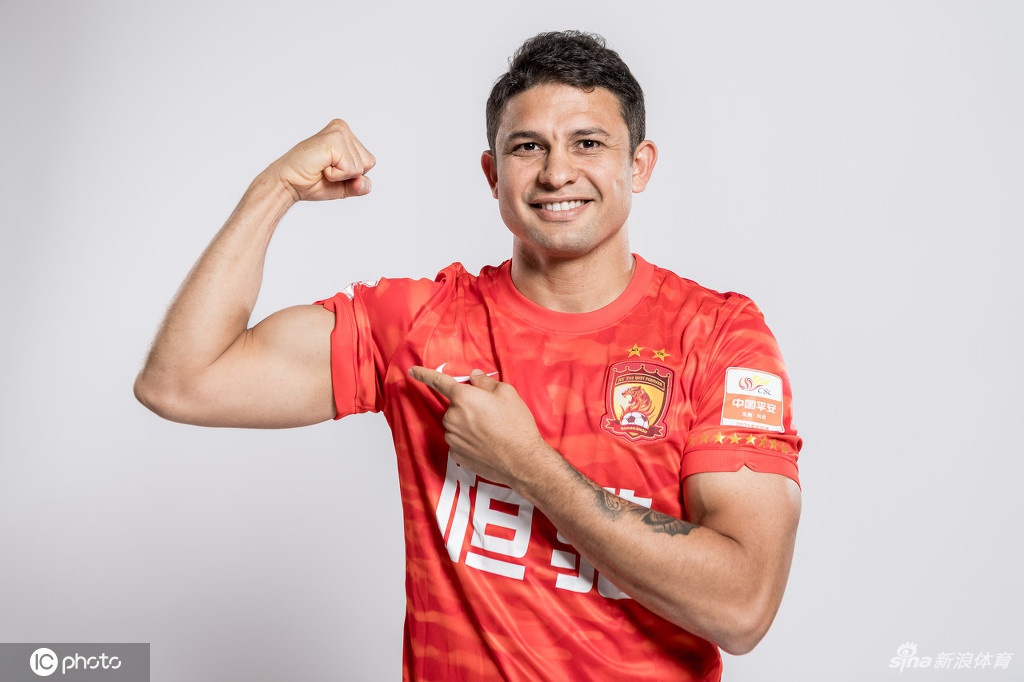 高拉特艾克森引领广州队球衣版创意写真