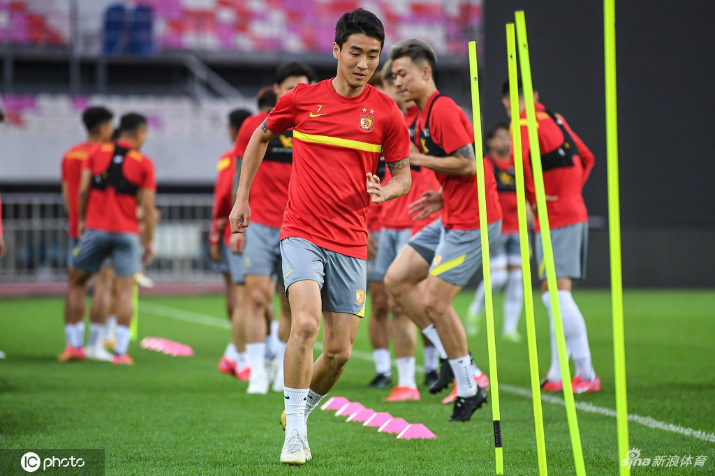 广州队抵达赛区后首训 卡帅率高拉特蒋光太等亮相