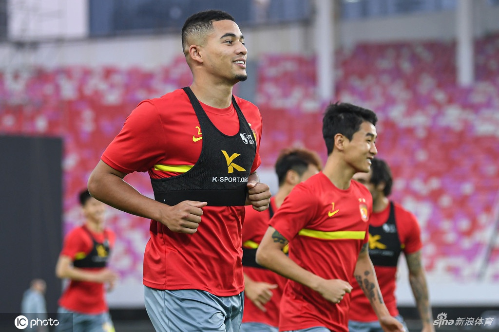 广州队抵达赛区后首训 卡帅率高拉特蒋光太等亮相