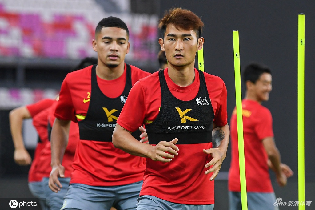 广州队抵达赛区后首训 卡帅率高拉特蒋光太等亮相