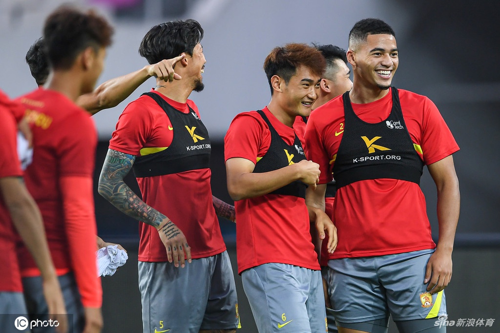 广州队抵达赛区后首训 卡帅率高拉特蒋光太等亮相