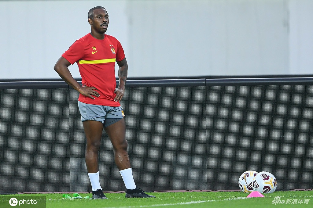 广州队抵达赛区后首训 卡帅率高拉特蒋光太等亮相