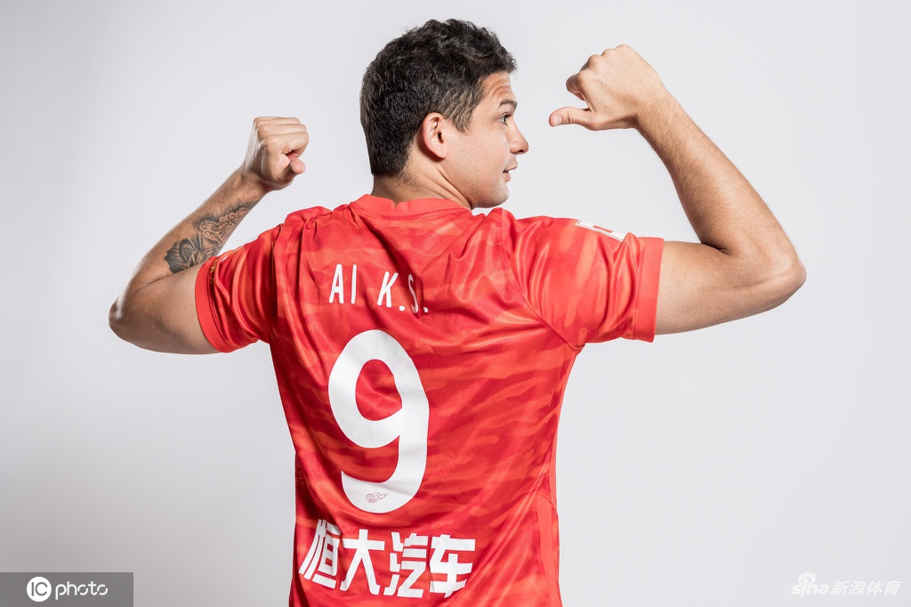 高拉特艾克森引领广州队球衣版创意写真