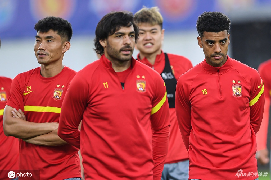 广州队抵达赛区后首训 卡帅率高拉特蒋光太等亮相