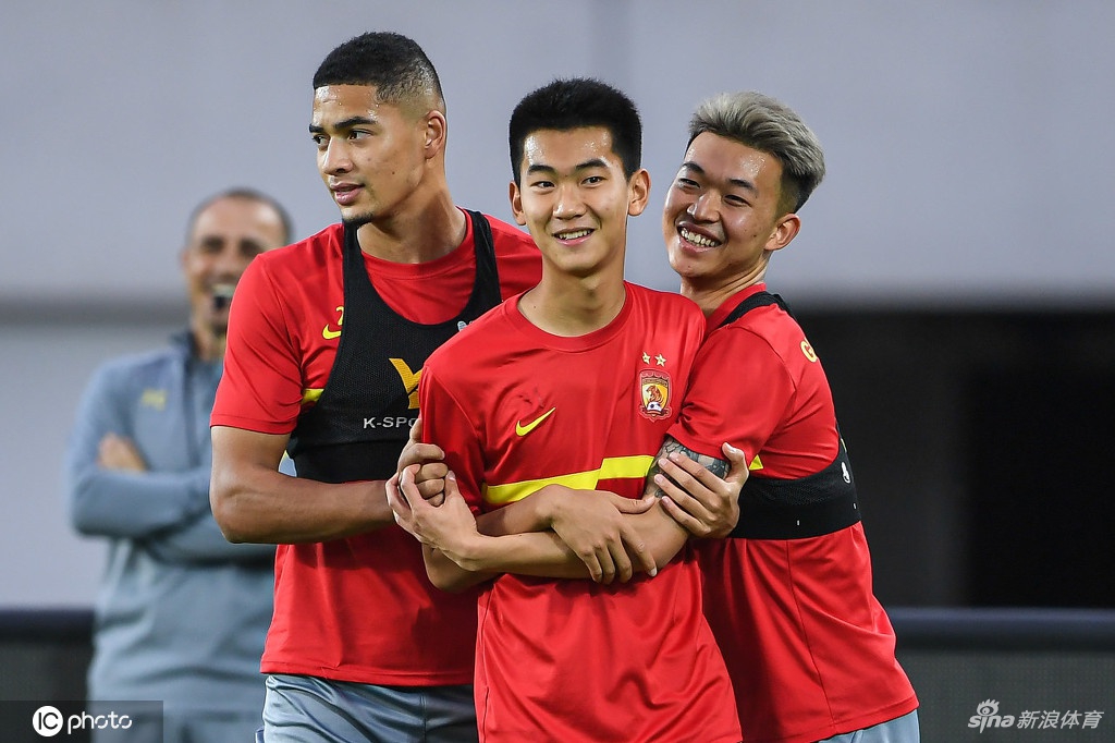 广州队抵达赛区后首训 卡帅率高拉特蒋光太等亮相