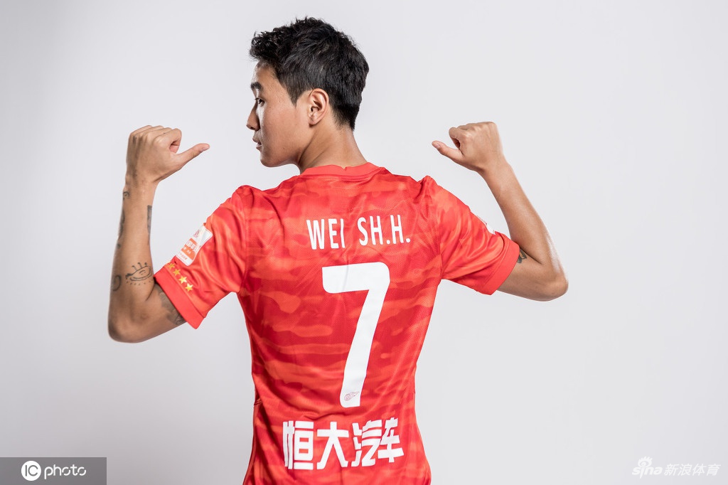 高拉特艾克森引领广州队球衣版创意写真