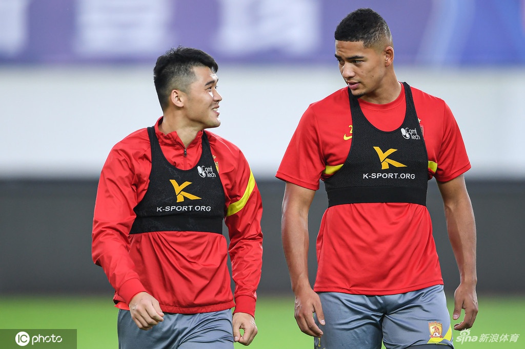广州队抵达赛区后首训 卡帅率高拉特蒋光太等亮相