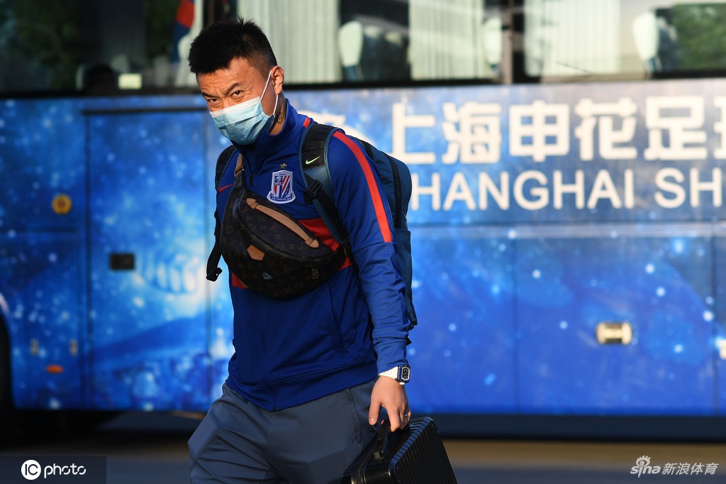 上海申花抵达苏州赛区 首轮将大战国安