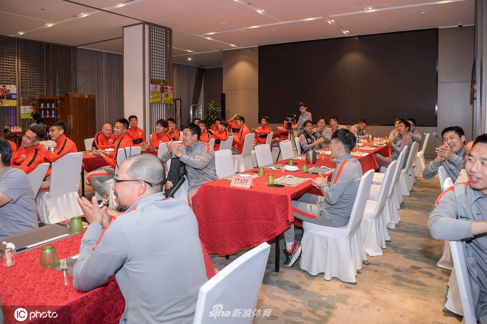 上海海港为阿瑙托维奇举办生日会 寿星惨遭蛋糕糊脸