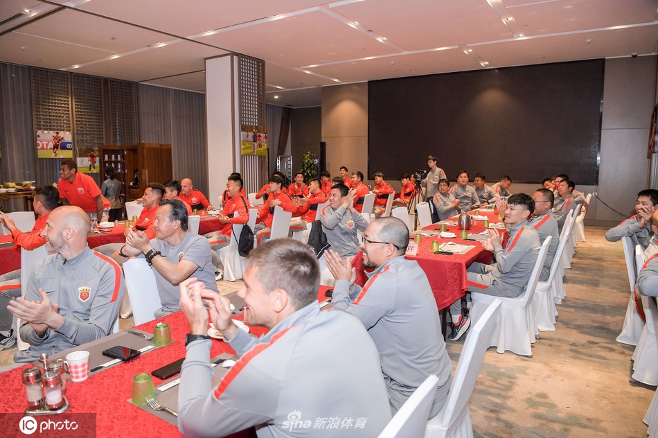 上海海港为阿瑙托维奇举办生日会 寿星惨遭蛋糕糊脸