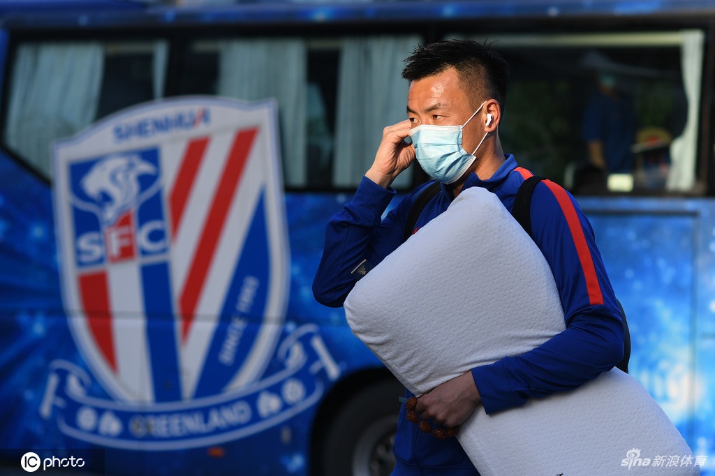 上海申花抵达苏州赛区 首轮将大战国安