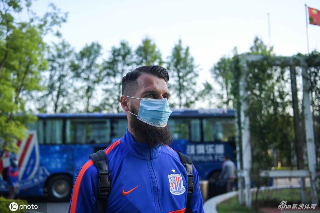 上海申花抵达苏州赛区 首轮将大战国安