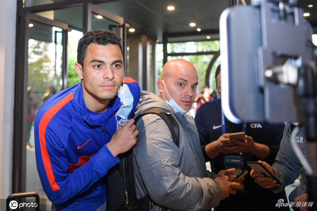 上海申花抵达苏州赛区 首轮将大战国安