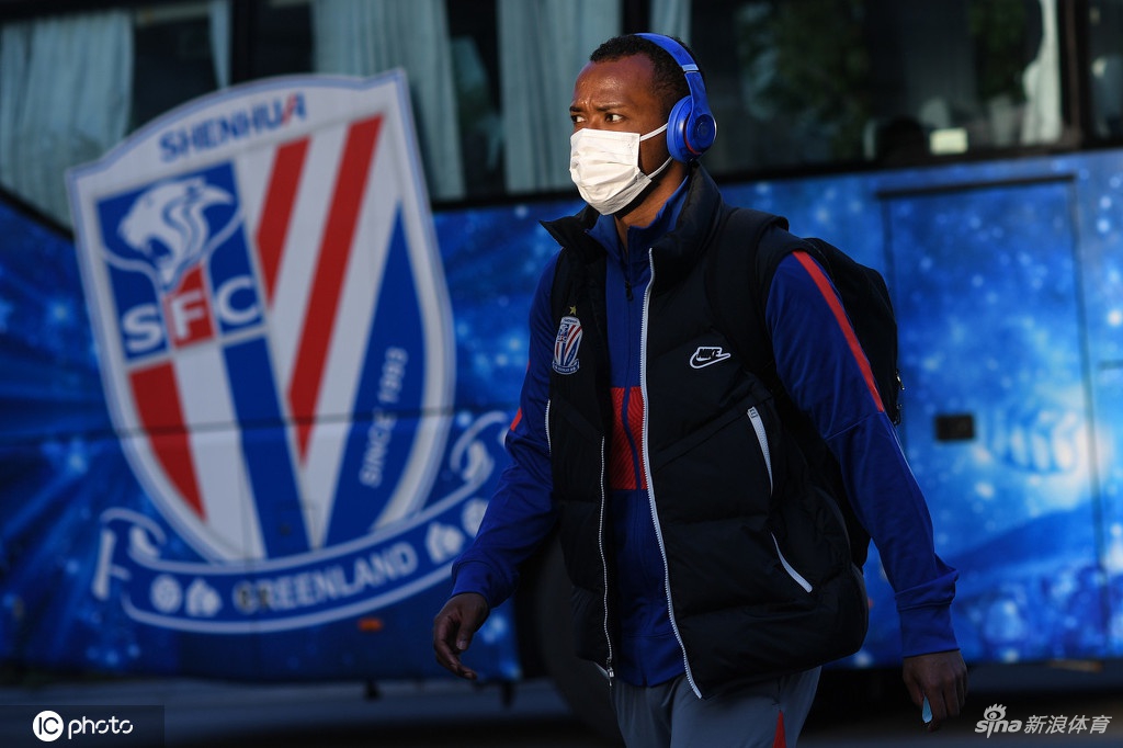 上海申花抵达苏州赛区 首轮将大战国安