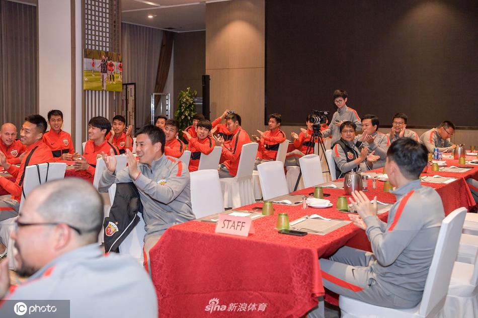 上海海港为阿瑙托维奇举办生日会 寿星惨遭蛋糕糊脸